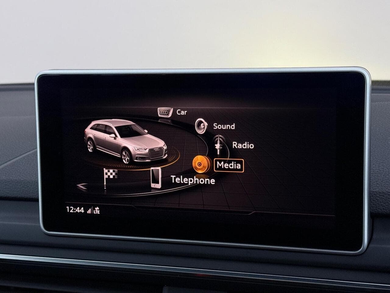 Audi A4 Avant thumbnail Infotainment System