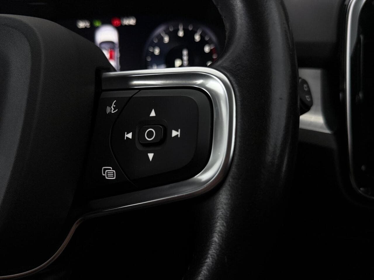 Volvo XC40 thumbnail Misc Controls
