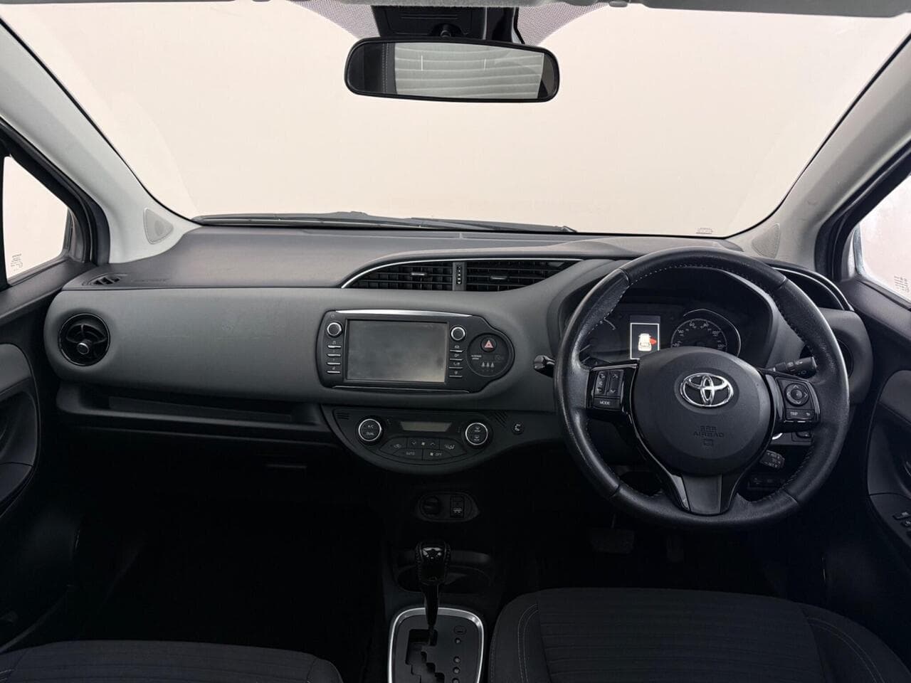Toyota Yaris thumbnail Interior Front