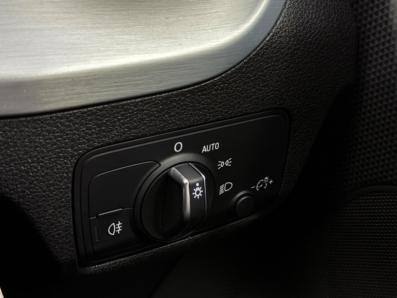 Audi Q2 thumbnail Misc Controls