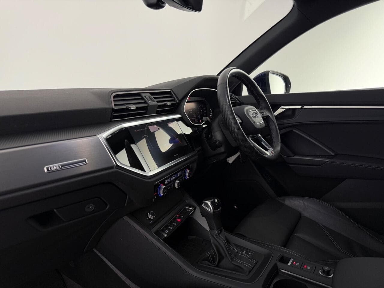 Audi Q3 thumbnail Interior Front