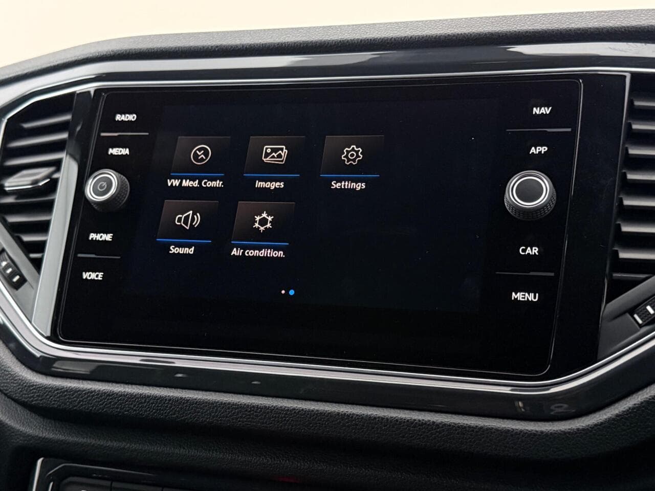 Volkswagen T-Roc thumbnail Infotainment System