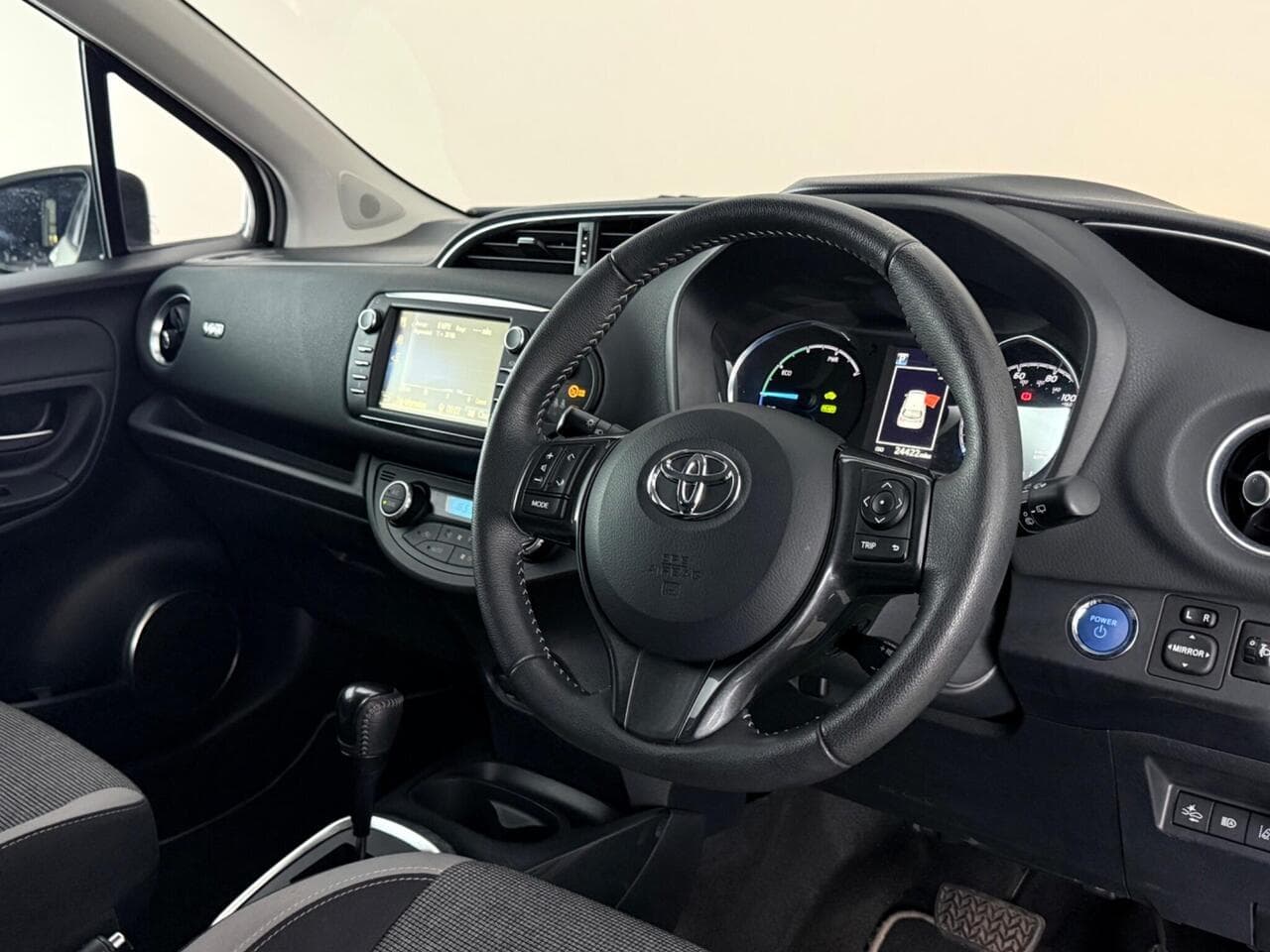 Toyota Yaris thumbnail Interior Front