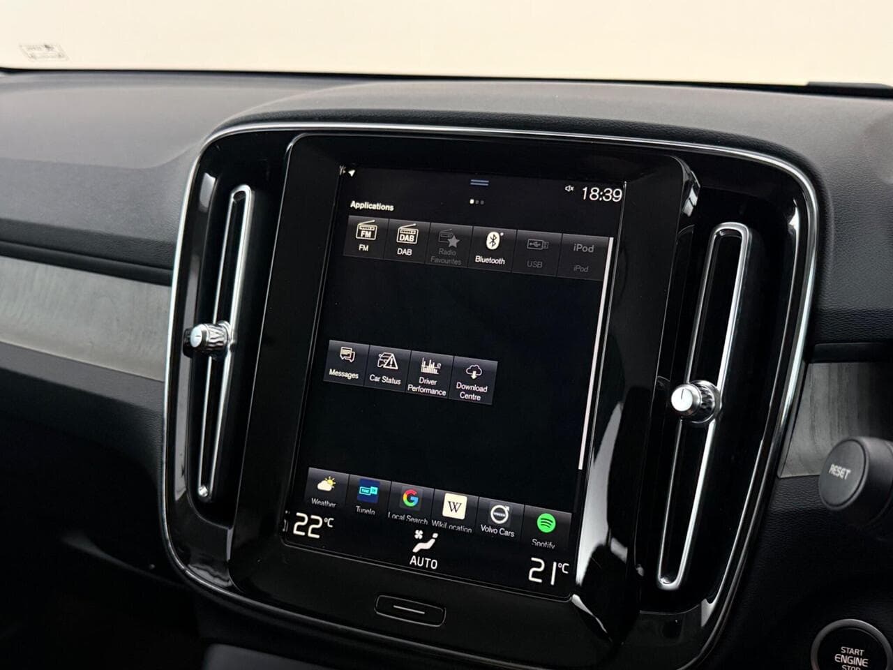 Volvo XC40 thumbnail Infotainment System