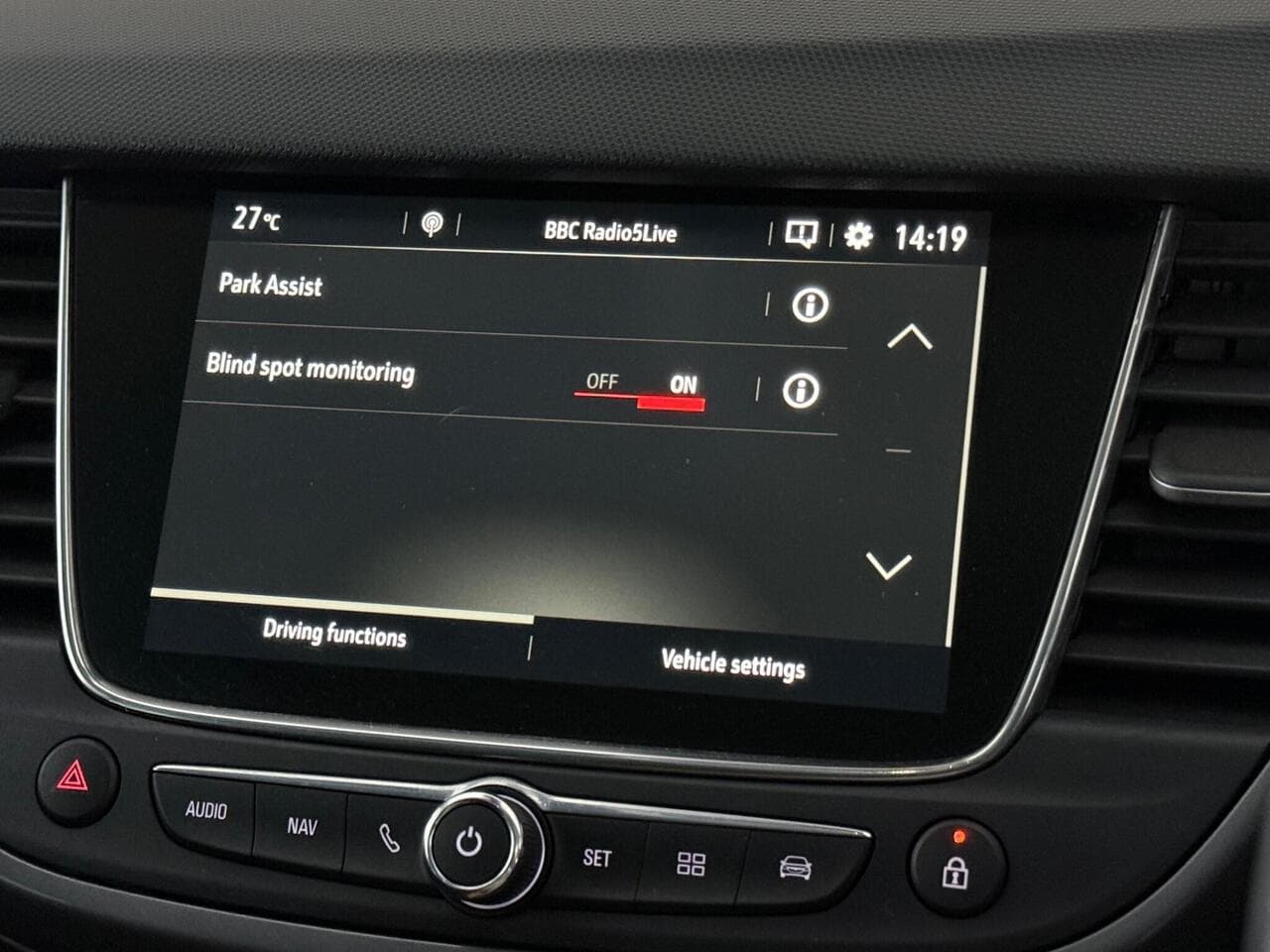 Vauxhall Crossland thumbnail Infotainment System