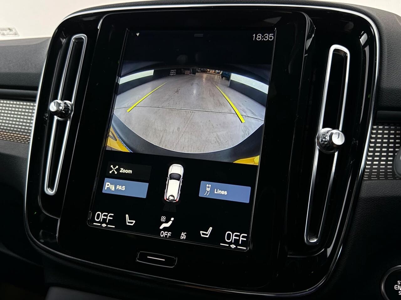 Volvo XC40 thumbnail Infotainment System