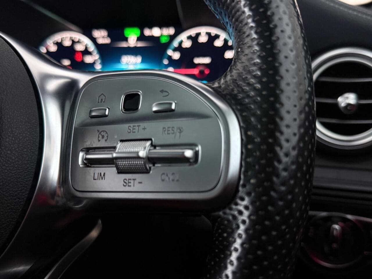 Mercedes-Benz GLC thumbnail Misc Controls