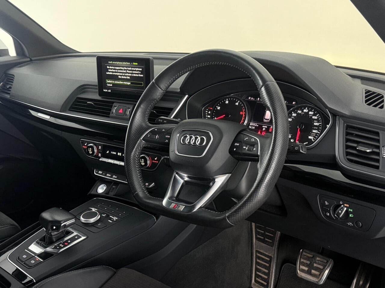 Audi Q5 thumbnail Interior Front