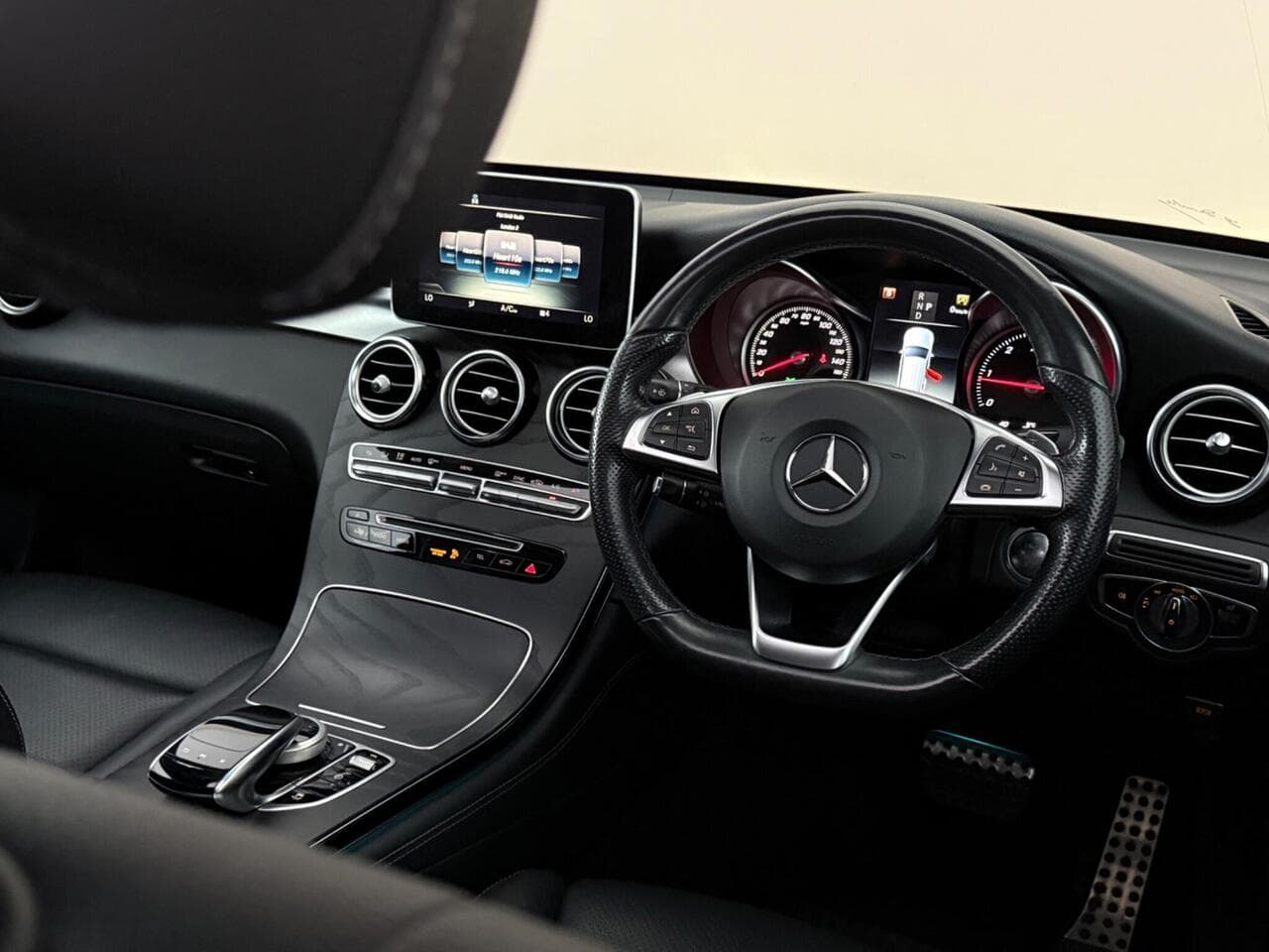 Mercedes-Benz GLC thumbnail Interior Front