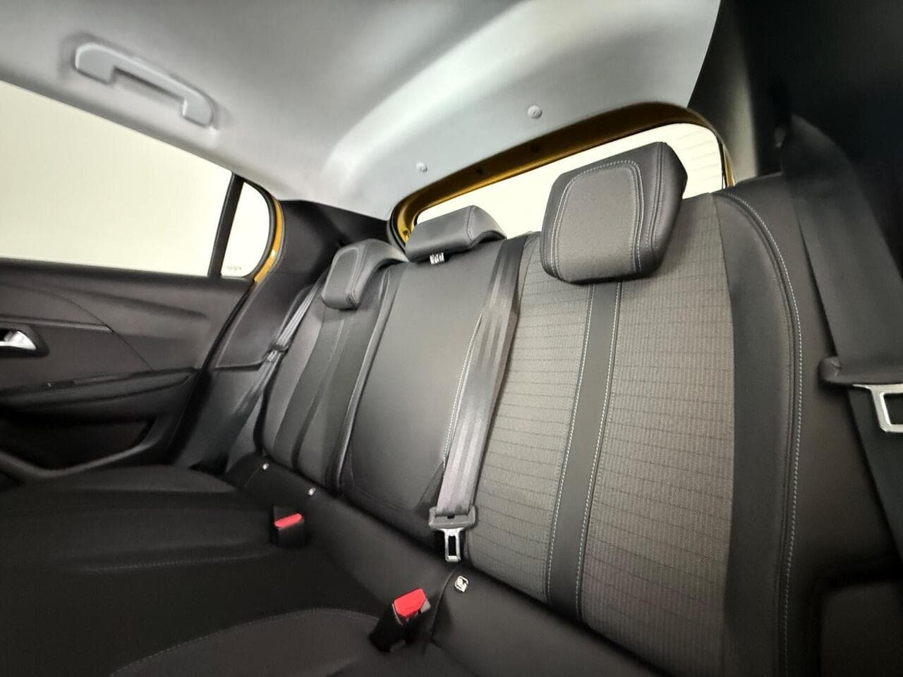 Peugeot 208 thumbnail Seats Rear