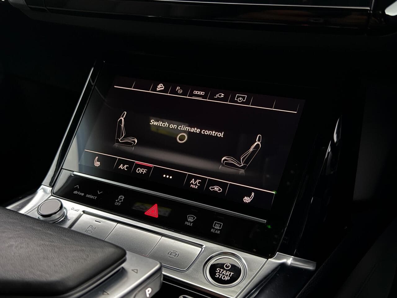 Audi e-tron thumbnail Infotainment System
