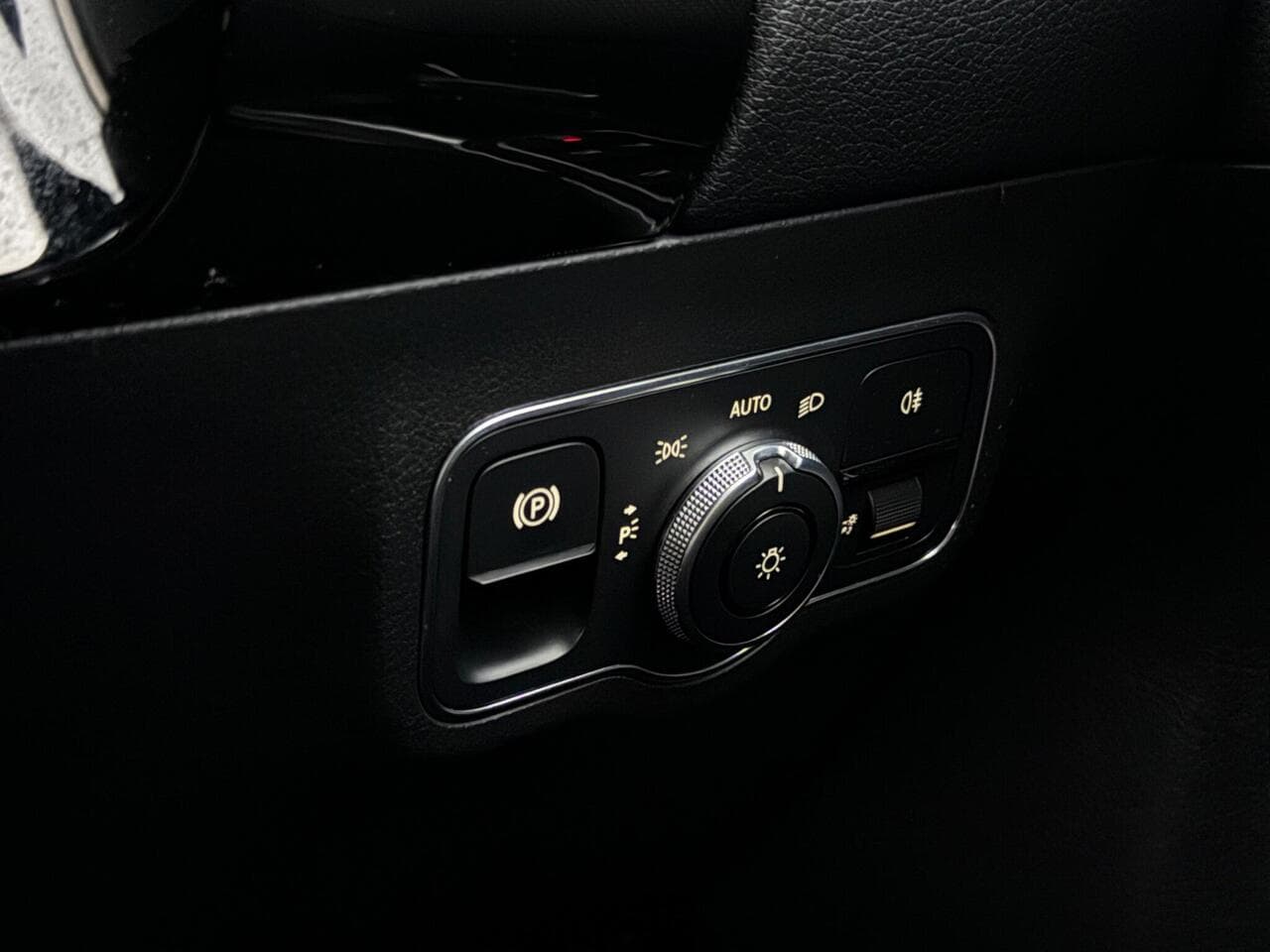 Mercedes-Benz GLA thumbnail Misc Controls