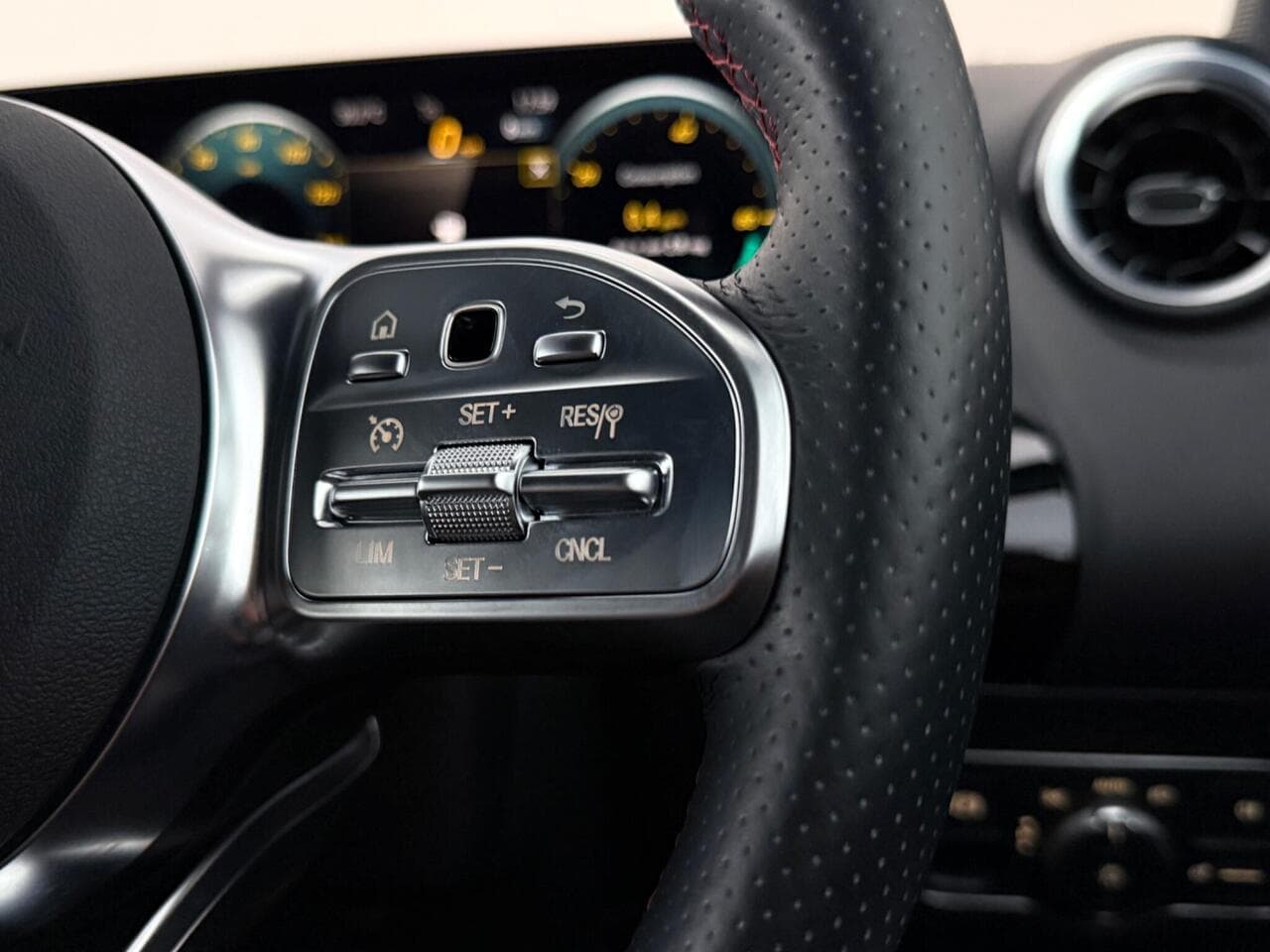 Mercedes-Benz GLA thumbnail Misc Controls