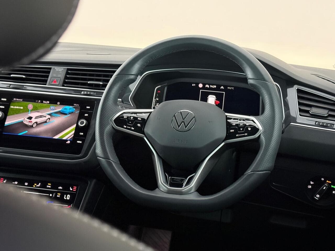 Volkswagen Tiguan thumbnail Steering Wheel