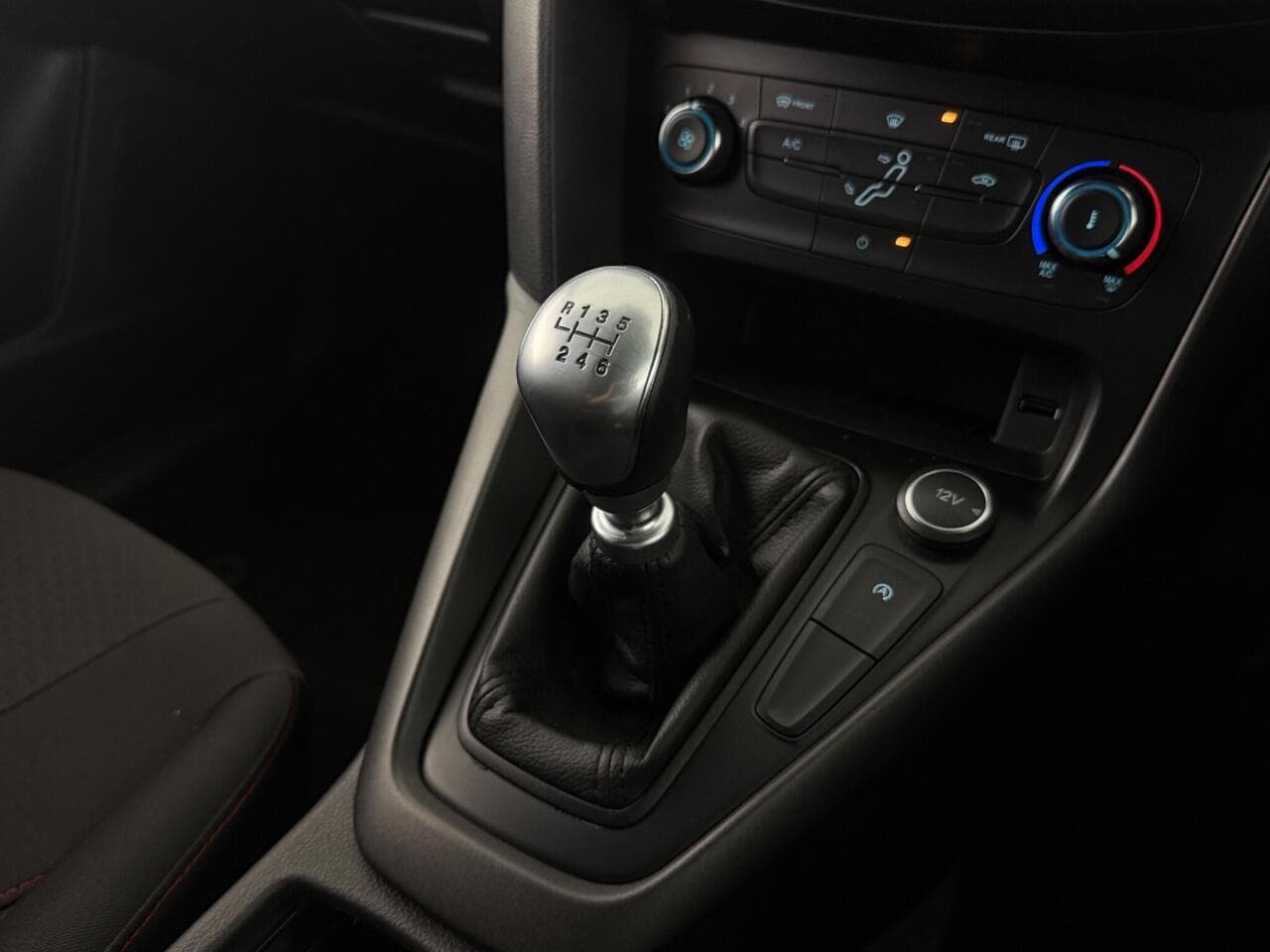 Ford Focus thumbnail Interior Front