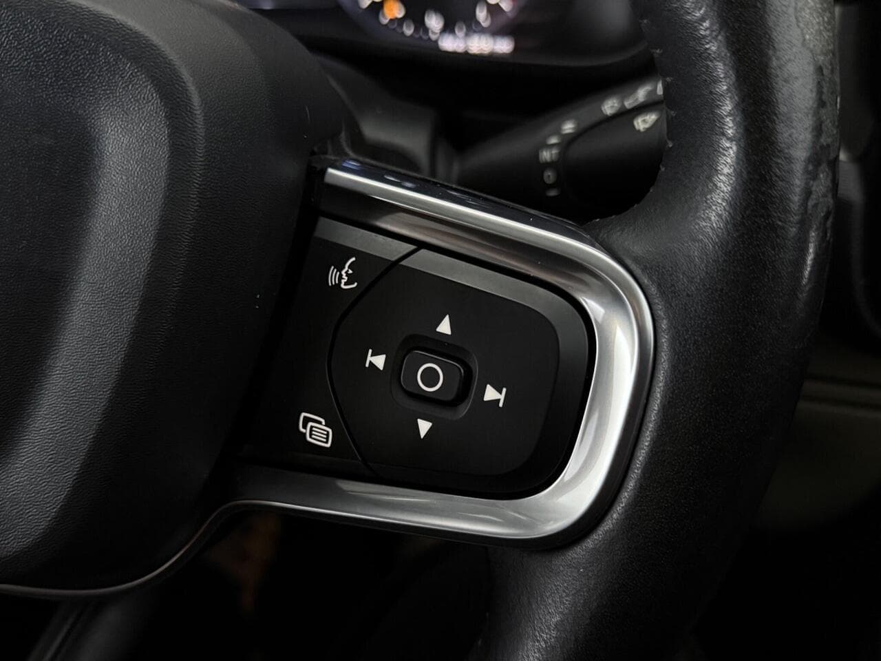 Volvo XC40 thumbnail Misc Controls