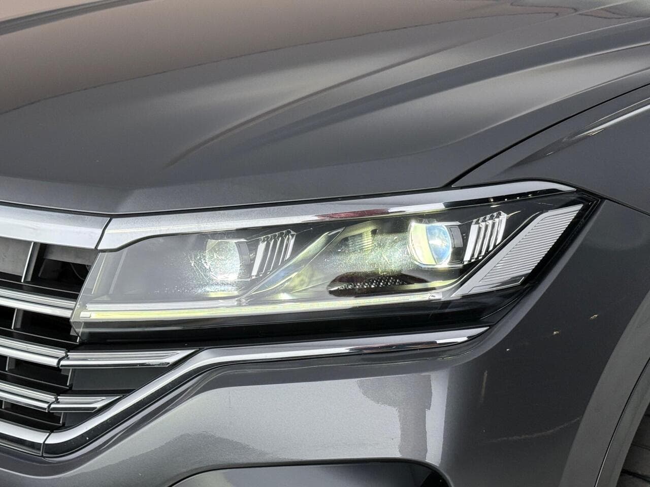 Volkswagen Touareg thumbnail Lights Front