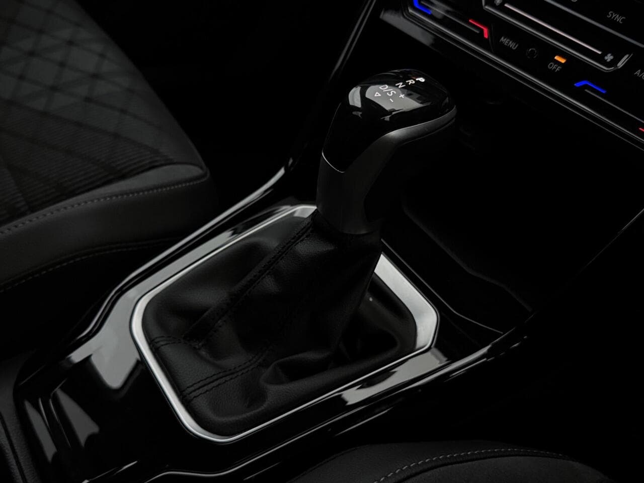 Volkswagen T-Roc thumbnail Interior Front