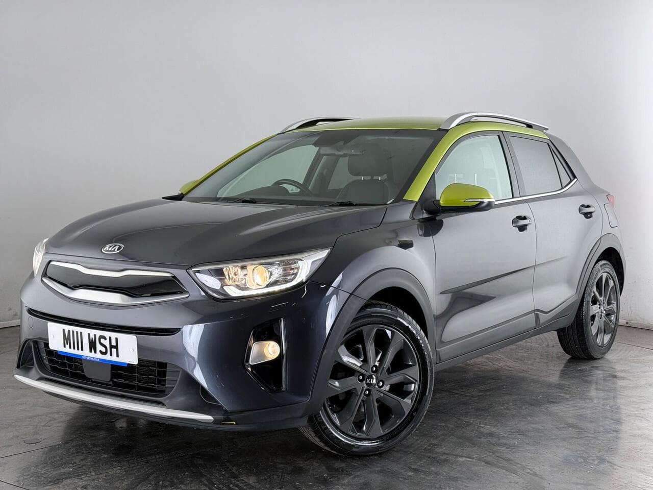 Kia Stonic thumbnail Front Left