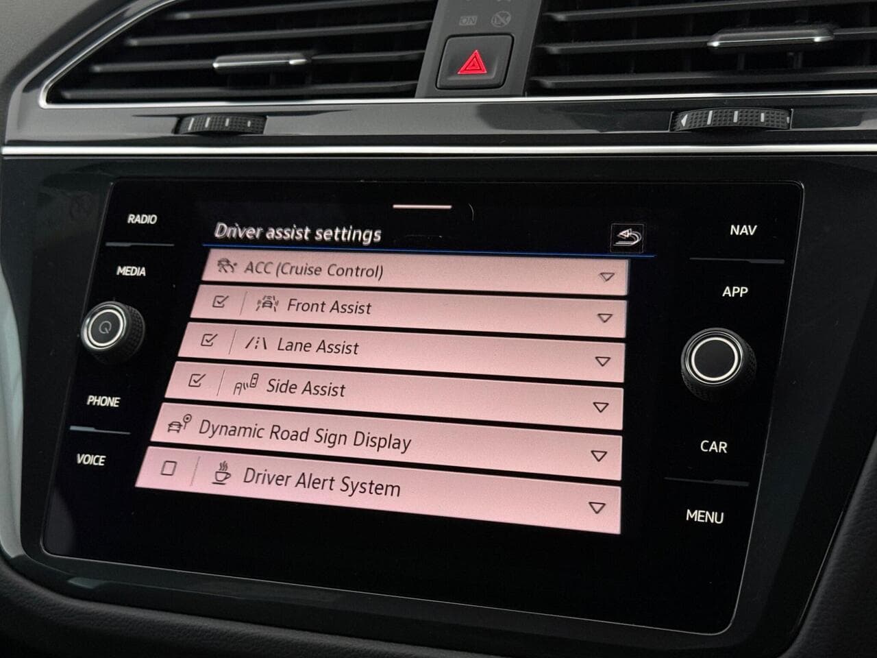 Volkswagen Tiguan thumbnail Infotainment System