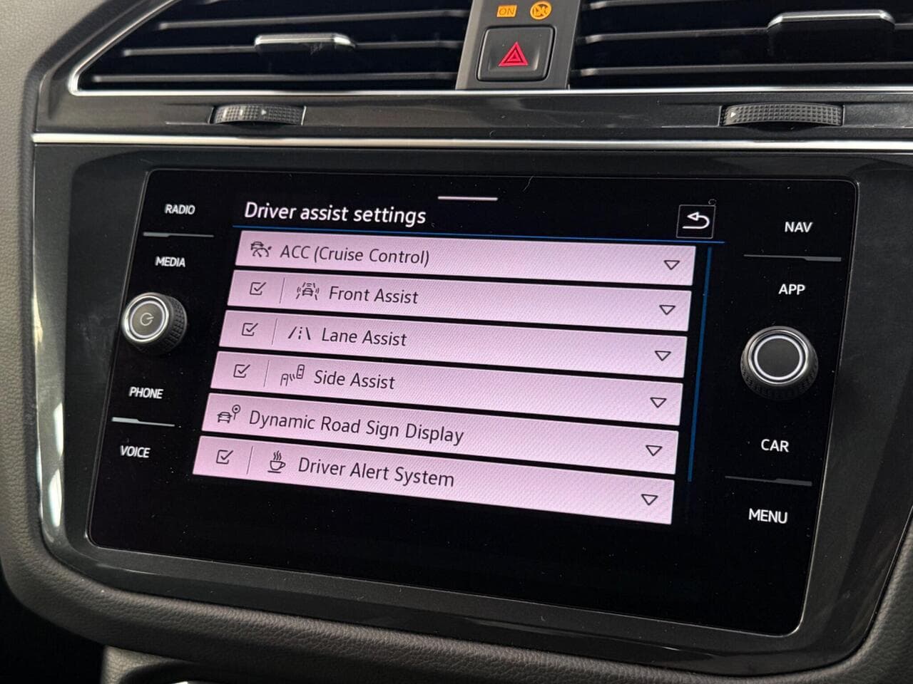 Volkswagen Tiguan thumbnail Infotainment System