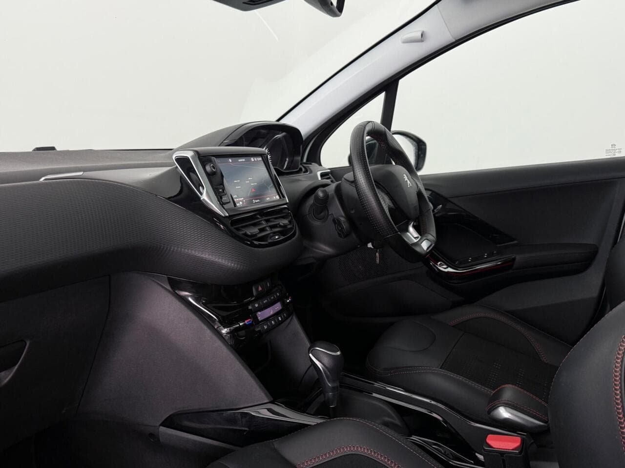 Peugeot 2008 thumbnail Interior Front