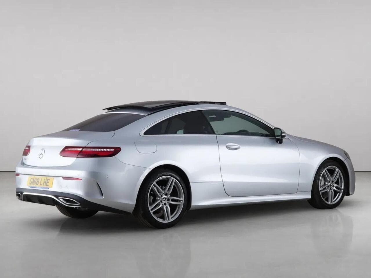 Mercedes-Benz E Class thumbnail Rear Right