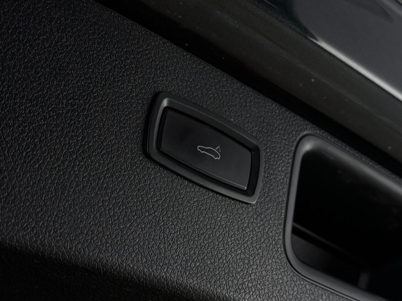 Porsche Macan thumbnail Misc Controls