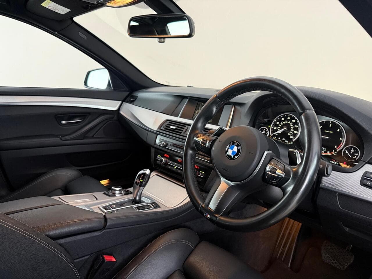 BMW 5 Series thumbnail Interior Front