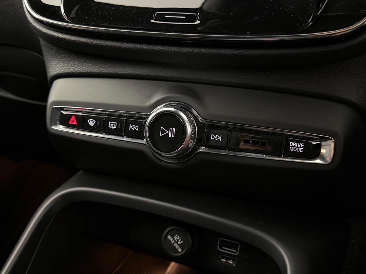 Volvo XC40 thumbnail Misc Controls