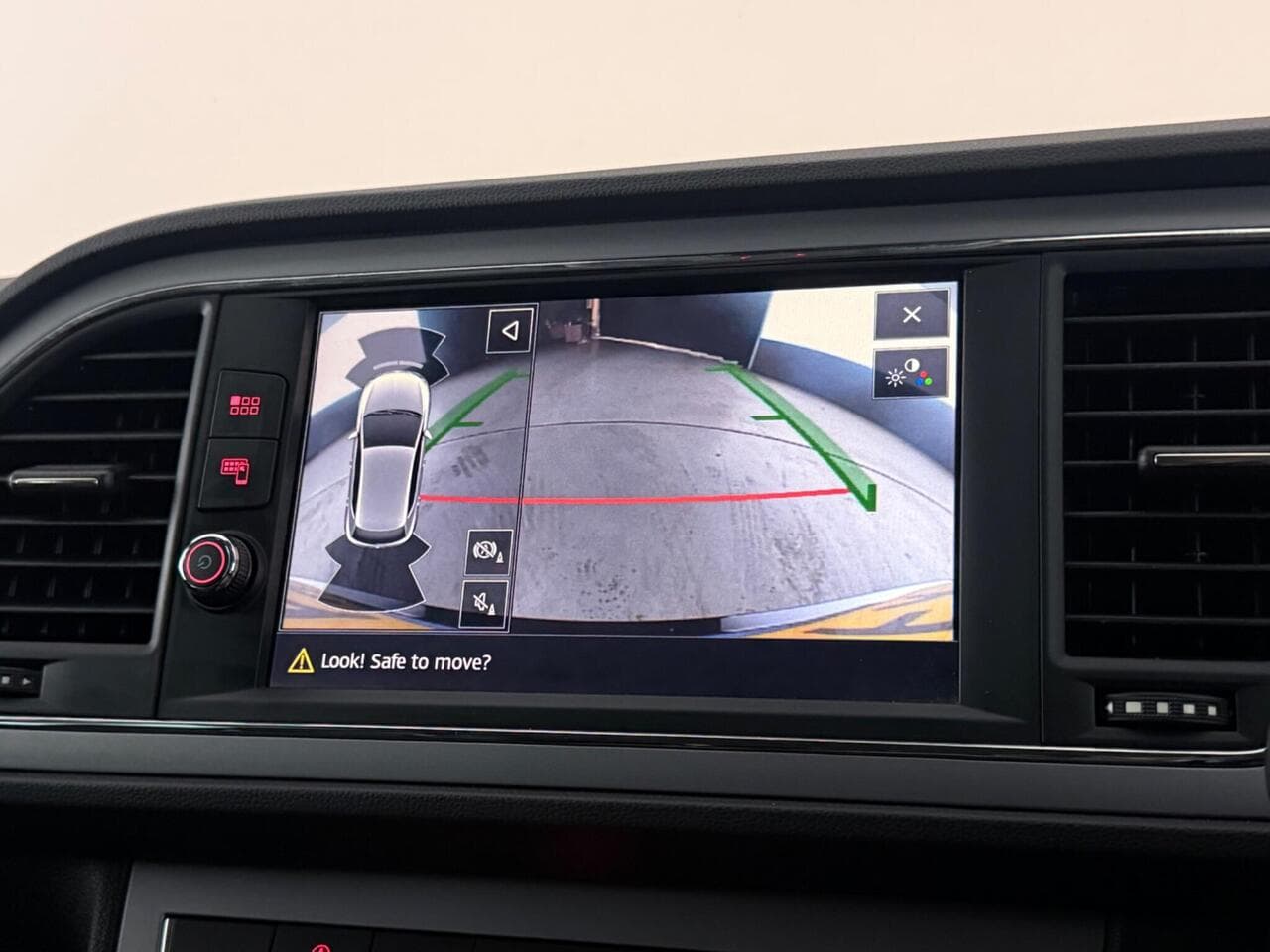 SEAT Leon thumbnail Infotainment System