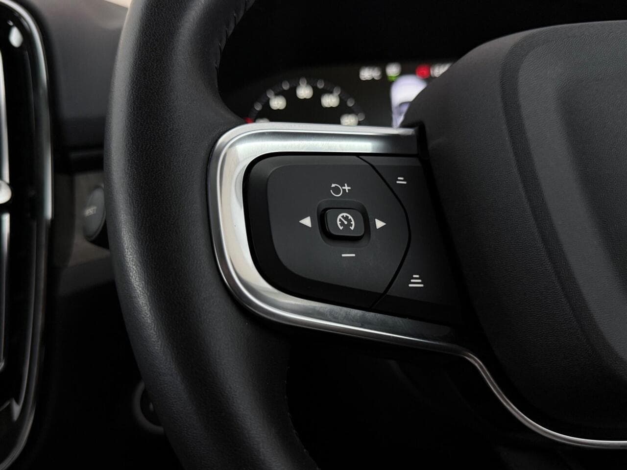 Volvo XC40 thumbnail Misc Controls