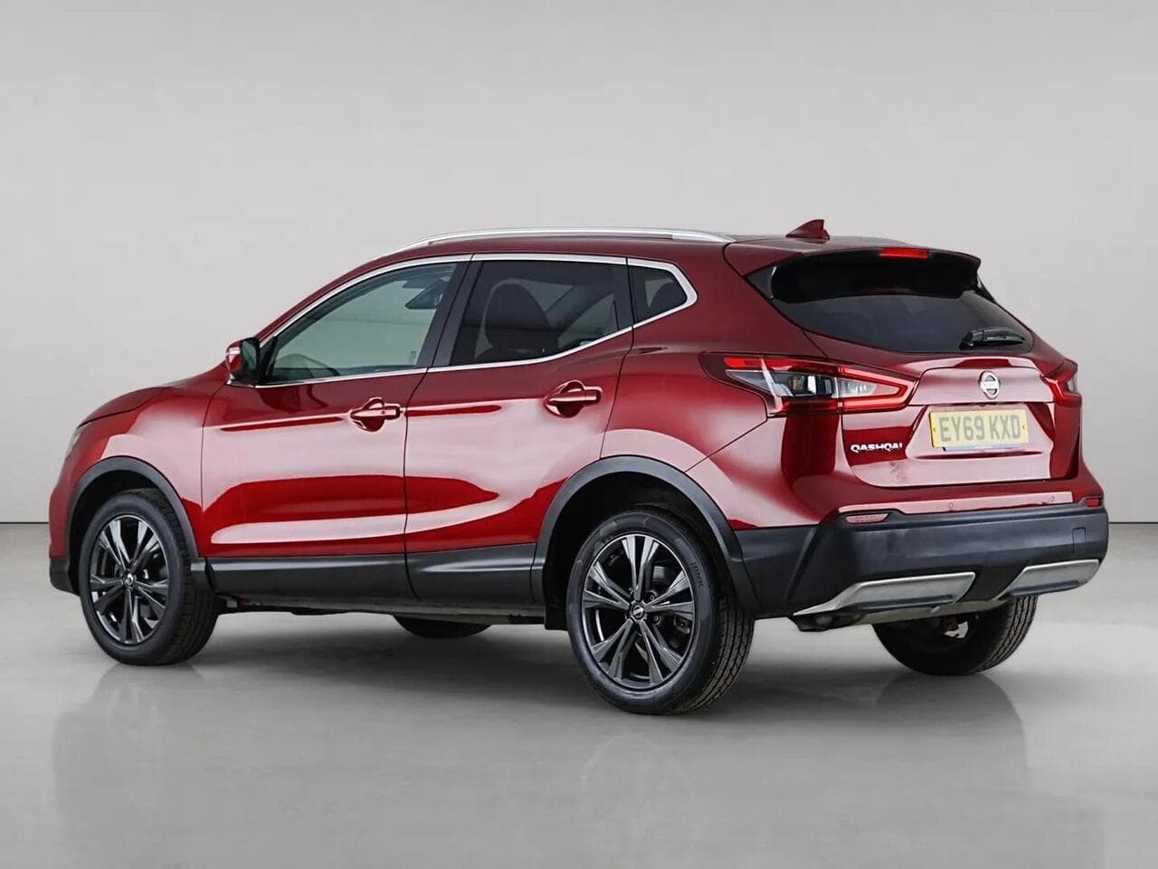 Nissan Qashqai thumbnail Front Left