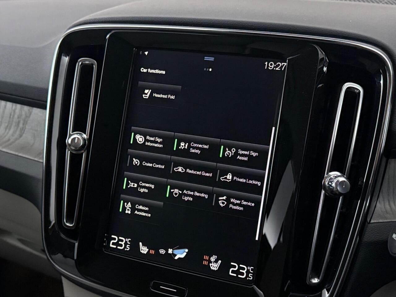 Volvo XC40 thumbnail Infotainment System