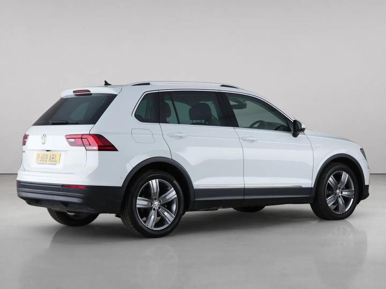 Volkswagen Tiguan thumbnail Rear Right