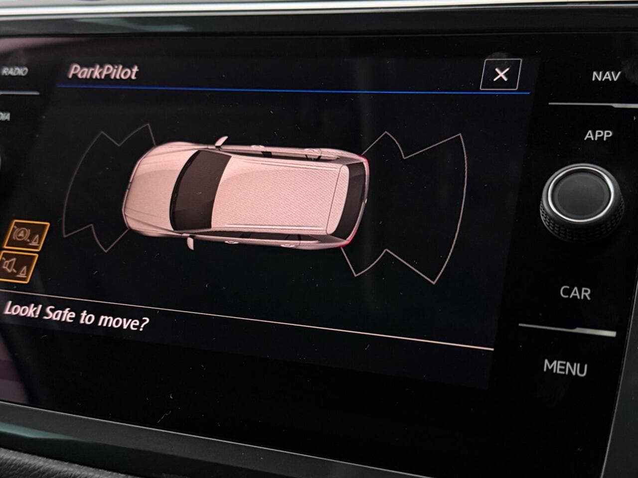 Volkswagen Tiguan thumbnail Infotainment System