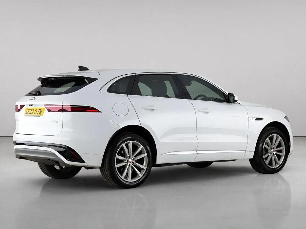 Jaguar F-PACE thumbnail Rear Right
