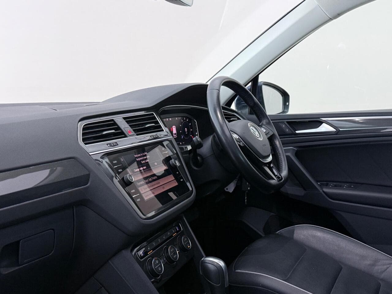 Volkswagen Tiguan thumbnail Interior Front
