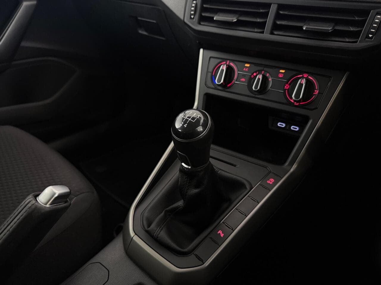 Volkswagen Polo thumbnail Interior Front