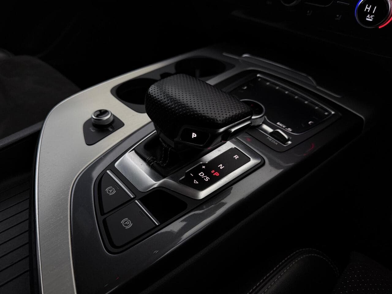 Audi Q7 thumbnail Interior Front