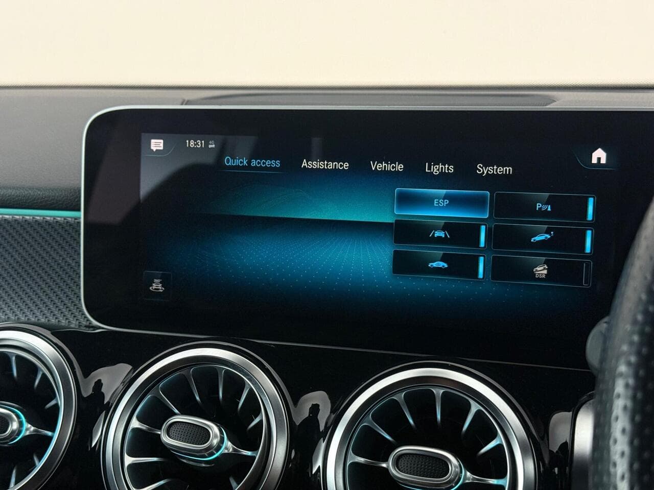 Mercedes-Benz GLB thumbnail Infotainment System
