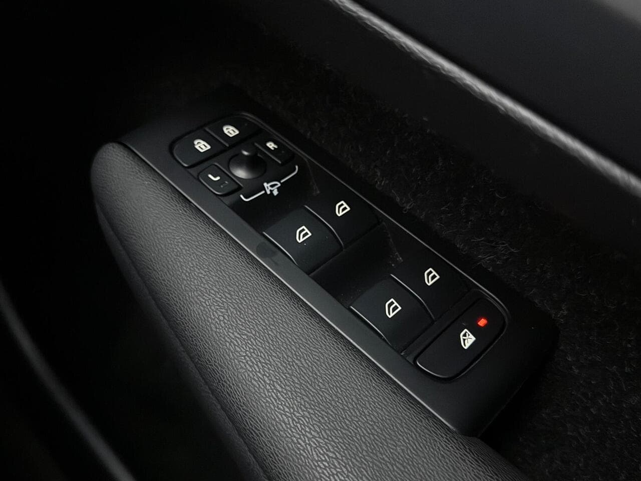 Volvo XC40 thumbnail Misc Controls