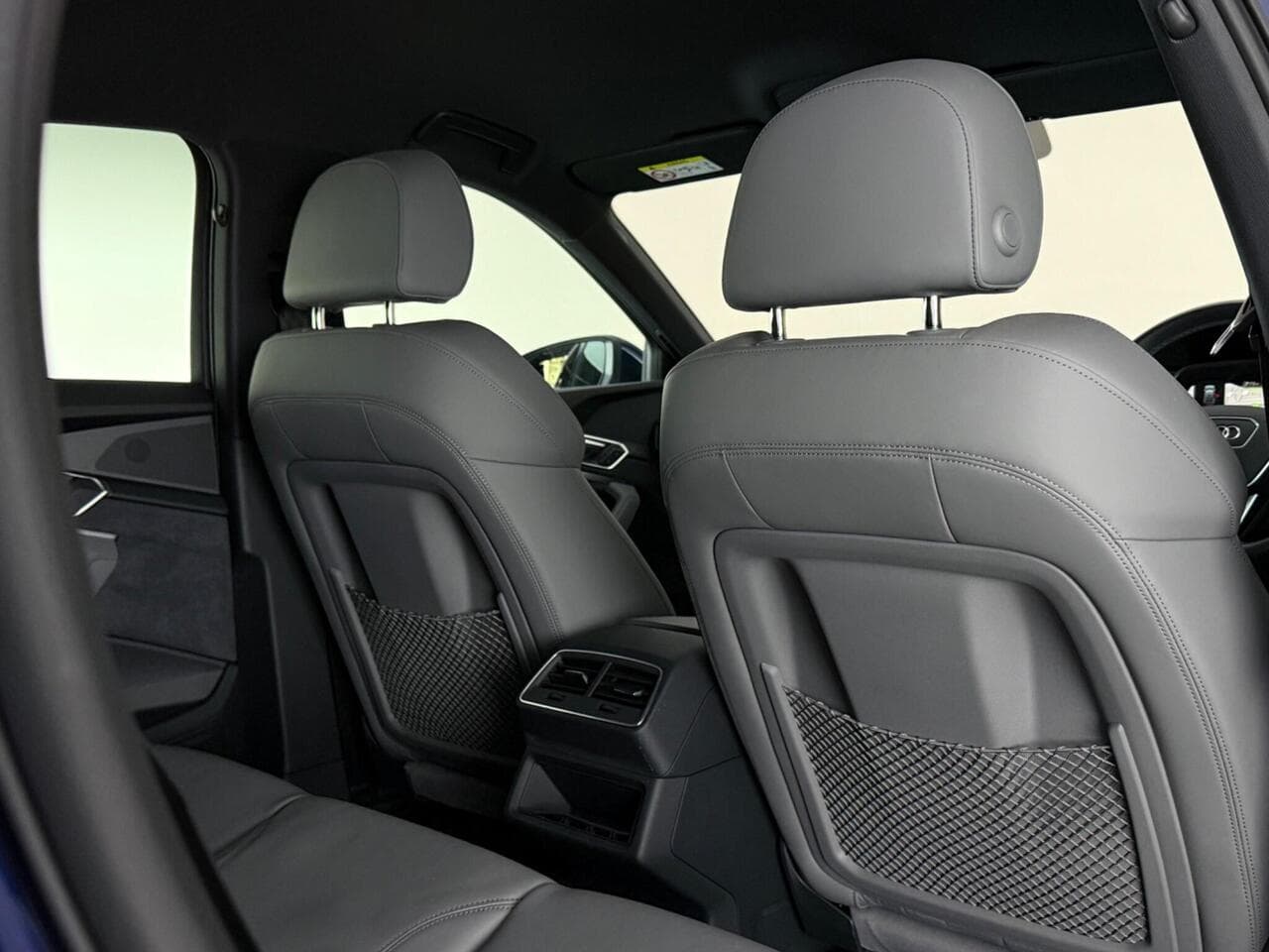 Audi e-tron thumbnail Seats Rear