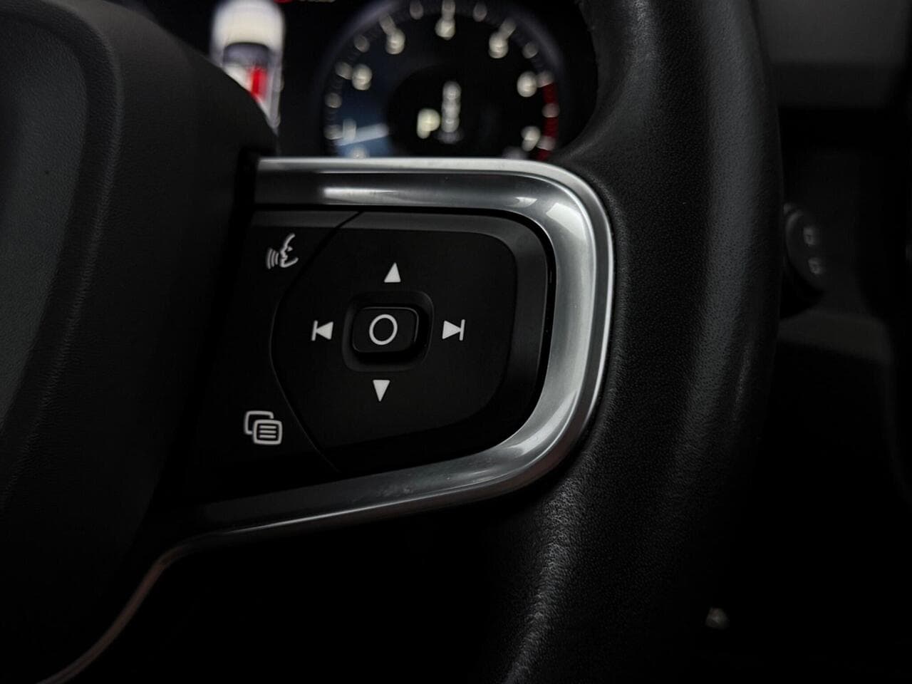 Volvo XC40 thumbnail Misc Controls