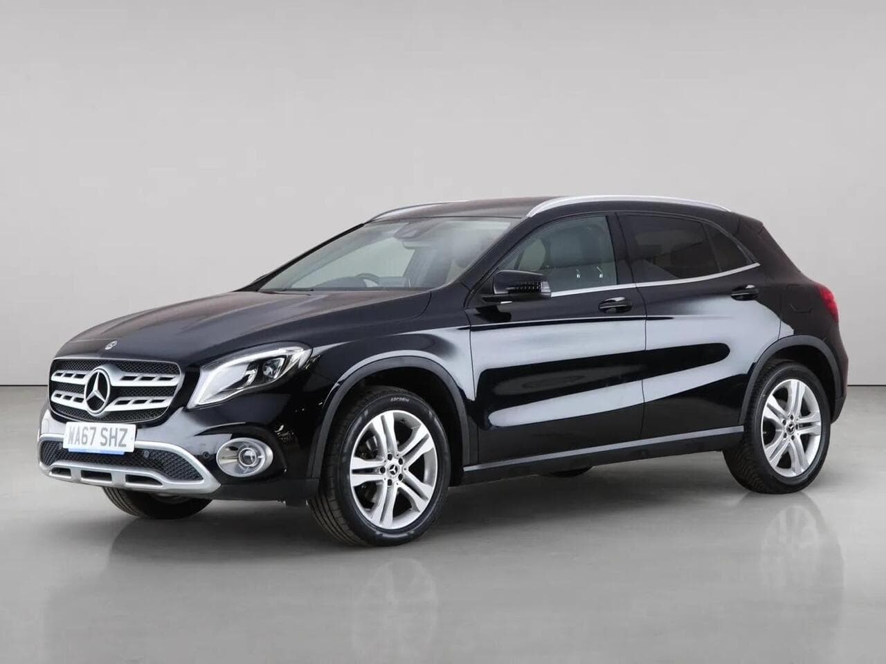 Mercedes-Benz GLA thumbnail Front Left