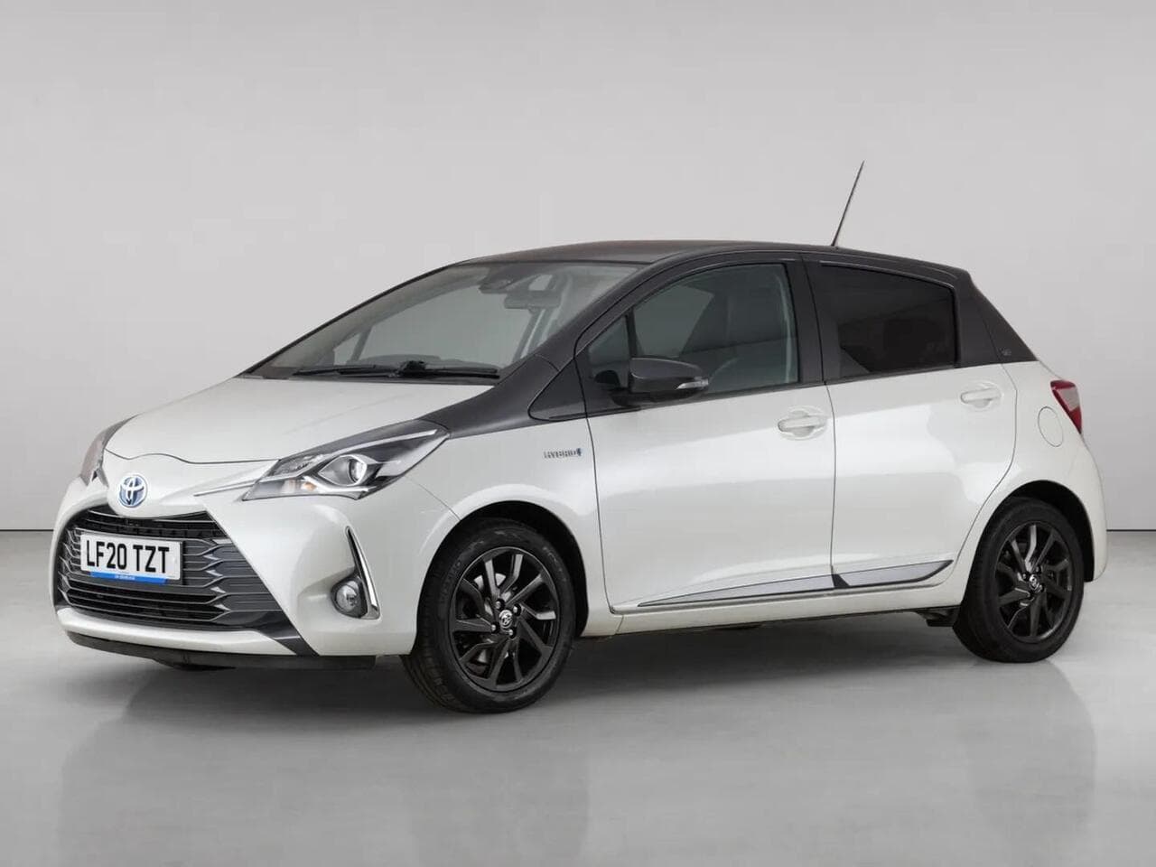 Toyota Yaris thumbnail Front Left