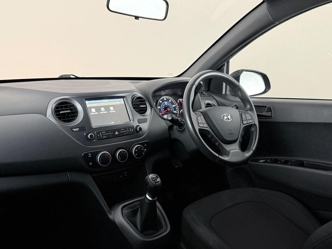 Hyundai i10 thumbnail Interior Front