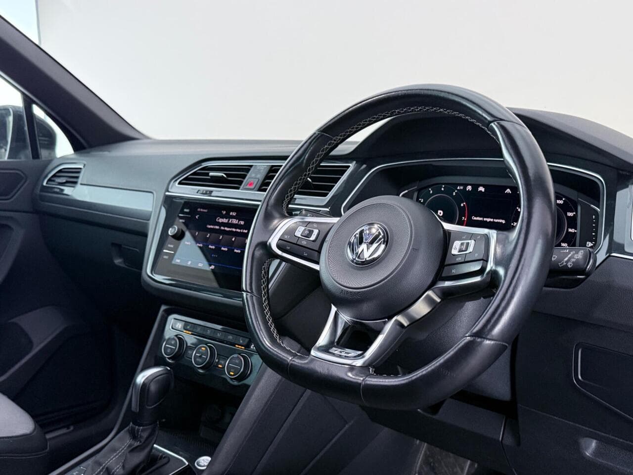 Volkswagen Tiguan thumbnail Interior Front