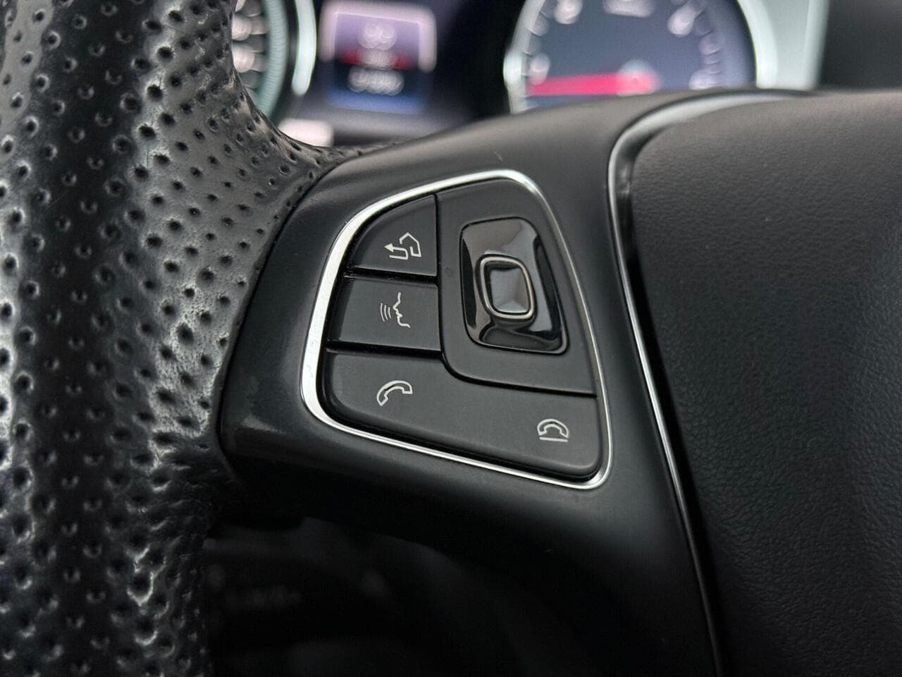 Mercedes-Benz E Class thumbnail Misc Controls