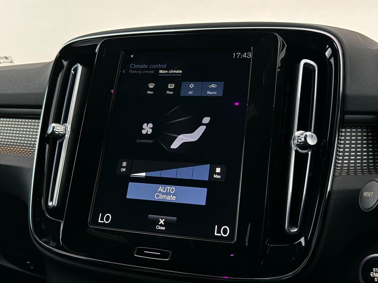 Volvo XC40 thumbnail Infotainment System